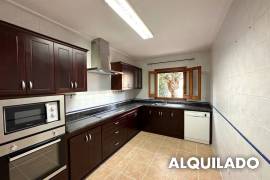 Amplio adosado con piscina