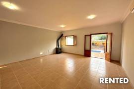 Spacious terraced house with pool
