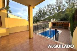 Amplio adosado con piscina