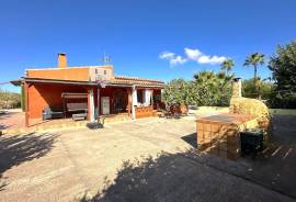 Finca cuidada y autosuficiente con jardín mediterráneo Finca cuidada y autosuficiente con jardín mediterráneo