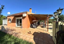 Finca cuidada y autosuficiente con jardín mediterráneo Finca cuidada y autosuficiente con jardín mediterráneo