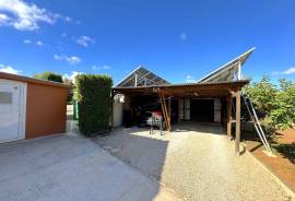 Finca cuidada y autosuficiente con jardín mediterráneo Finca cuidada y autosuficiente con jardín mediterráneo