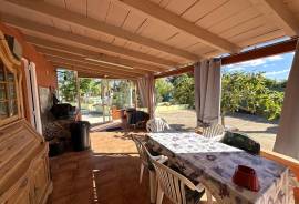 Finca cuidada y autosuficiente con jardín mediterráneo Finca cuidada y autosuficiente con jardín mediterráneo