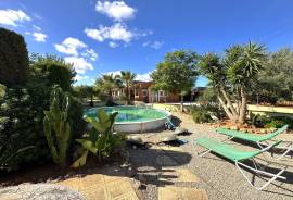 Finca cuidada y autosuficiente con jardín mediterráneo