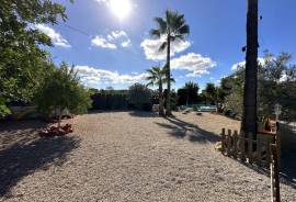 Finca cuidada y autosuficiente con jardín mediterráneo Finca cuidada y autosuficiente con jardín mediterráneo