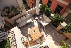 Luxussaniertes Penthouse-Studio mit wundervoller Terrasse im Herzen der Altstadt