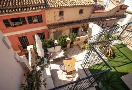 Ático-estudio de lujo renovado y con terraza espectacular en el corazón del casco antiguo