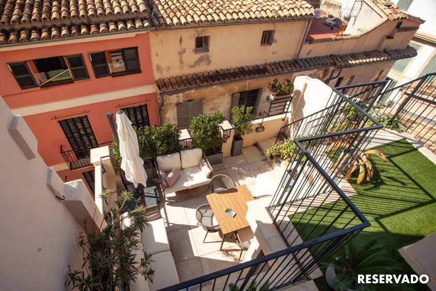Ático-estudio de lujo renovado y con terraza espectacular en el corazón del casco antiguo