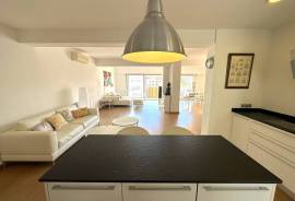 Bright, renovated flat in central location
