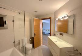 Bright, renovated flat in central location