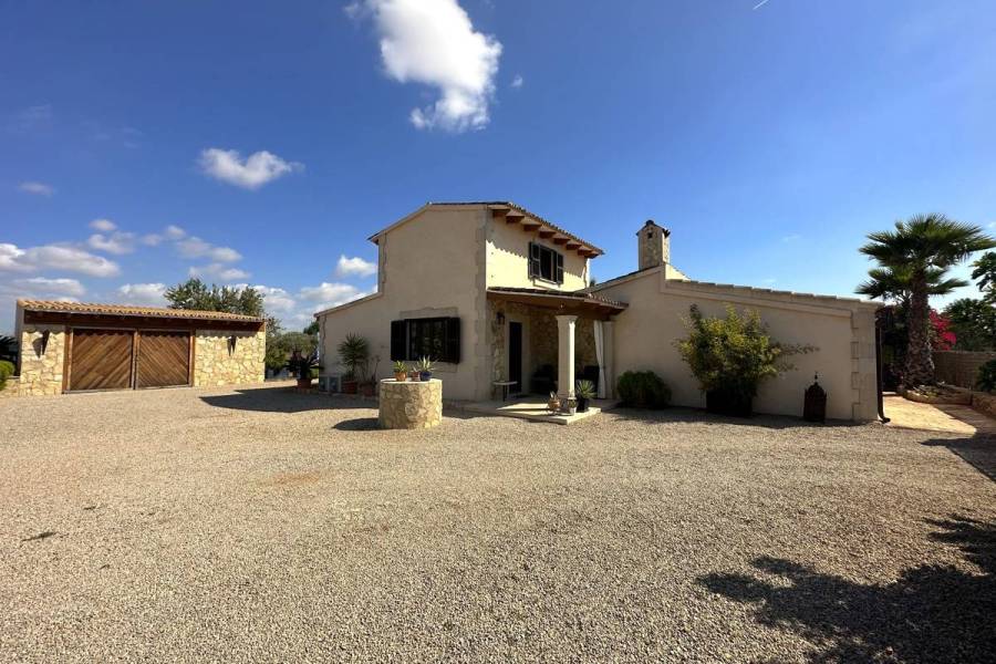 Hervorragend sanierte Finca in ruhiger Lage